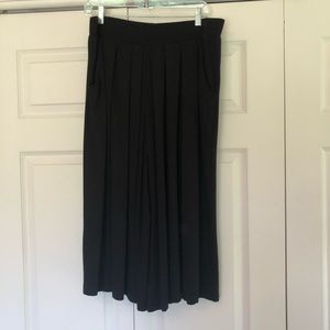 North Style black split skirt w/elastic waist. L